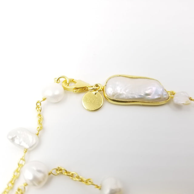 Long collier de perles d'eau courante