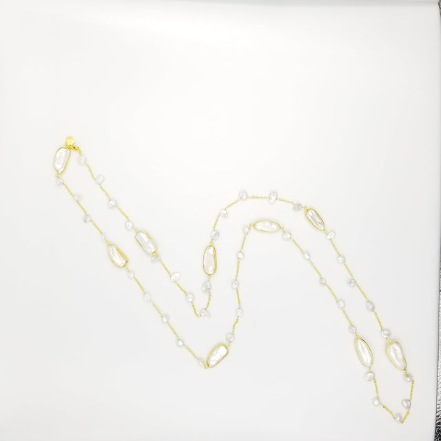 Long collier de perles d'eau courante
